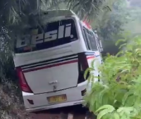Bus Pekalongan-Kalibening Terjebak Longsor di Paninggaran Kabupaten Pekalongan