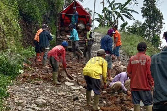 Jalan di Puncak Petungkriyono Bak Kali Asar