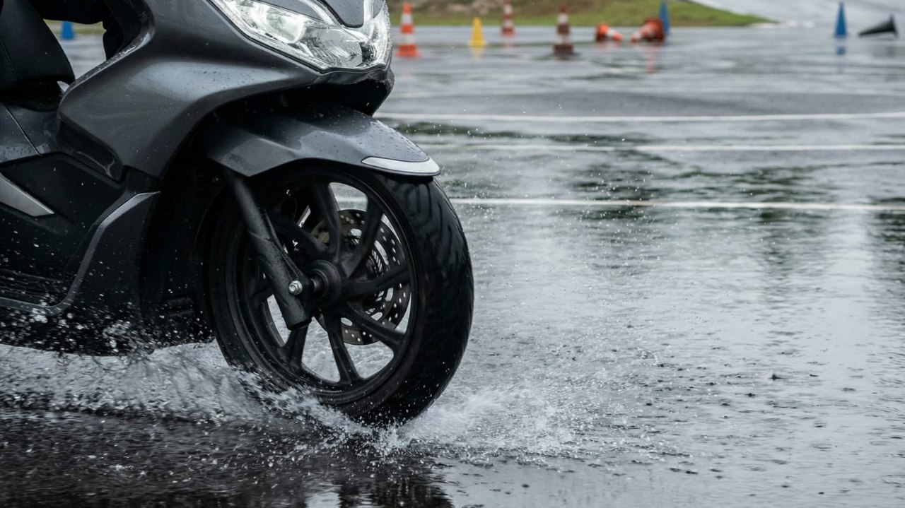 5 Teknik Pengereman Motor Matic yang Aman di Jalan Licin
