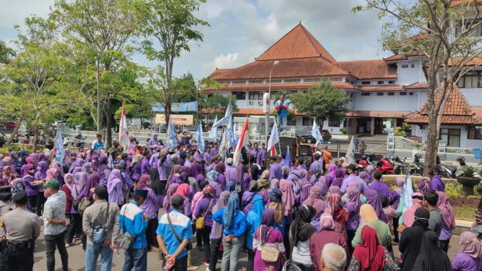 Ratusan Massa Buruh Geruduk Gedung DPRD Kabupaten Pekalongan, Tuntut Pesangon PHK PT Pismatek