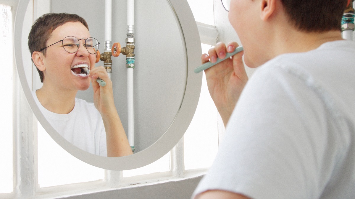 Cara Gampang Membersihkan Karang Gigi dengan Teknik Menyikat Gigi yang Benar, Bikin Gigi Putih dalam 1 Harii