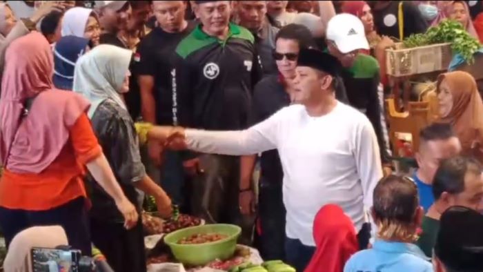 Calon Bupati Pekalongan Riswadi Blusukan di Pasar Induk Kajen, Ini Keluhan Yang Disampaikan Pedagang