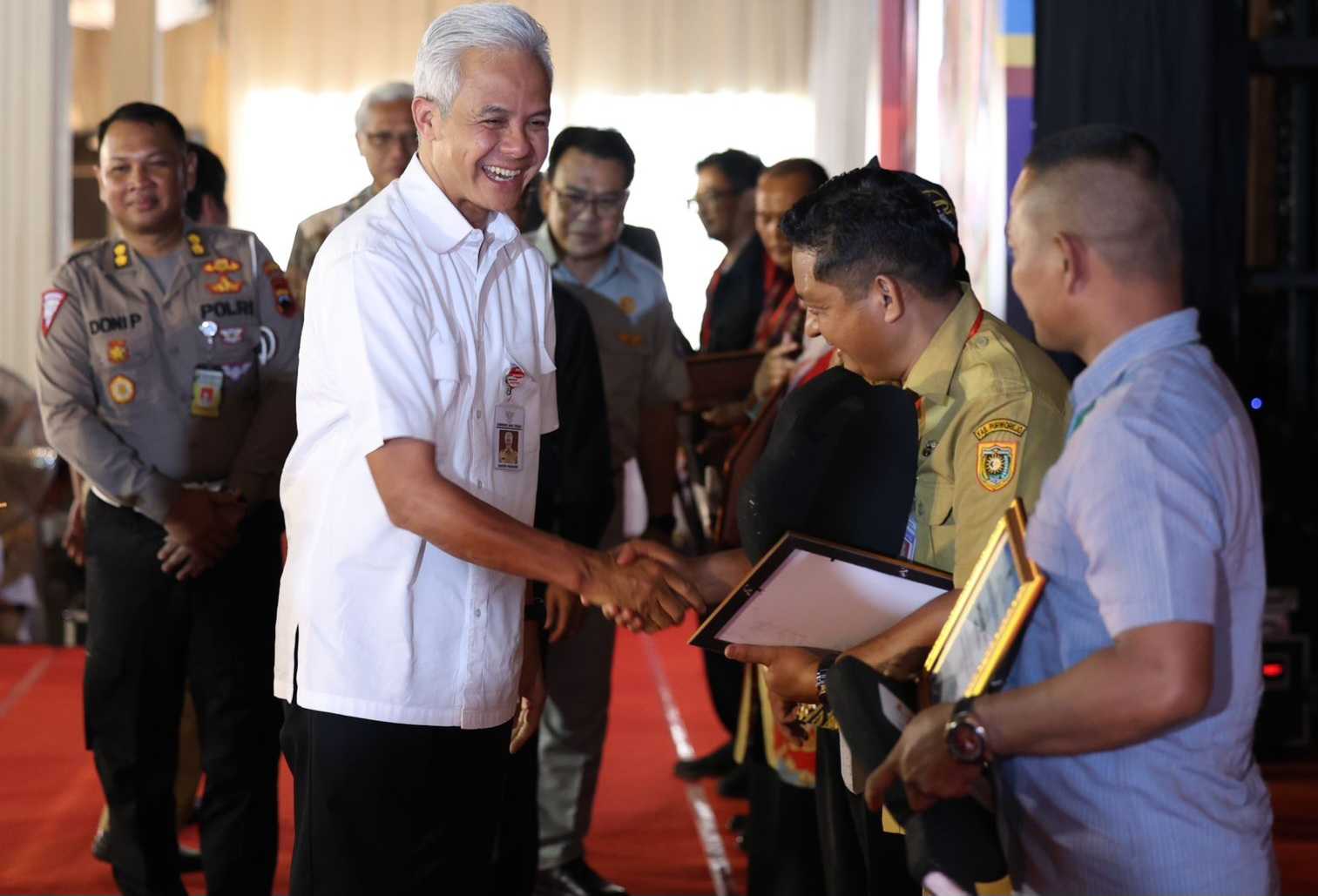 Gandeng BUMDes Beri Kemudahan Bayar Pajak, Ganjar Luncurkan Samsat Budiman