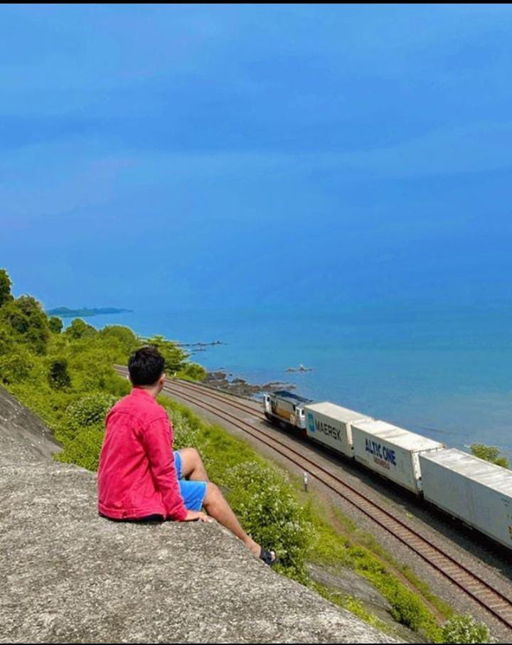 Instagramable banget! Menikmati Pesona Bukit Cinta pada Pantai Jodo di Batang yang Viral 