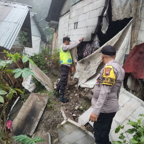 Tanah Gerak Guncang Desa Bubak Kandangserang, 2 Rumah Warga Rusak