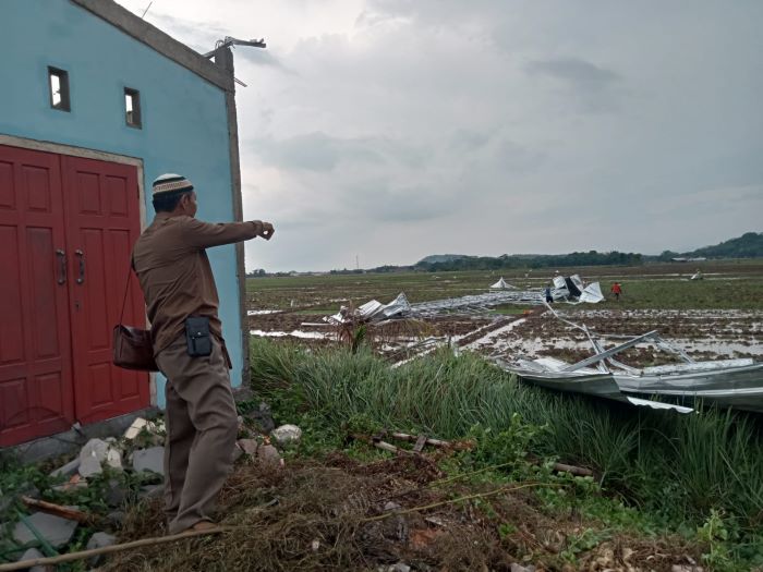 Hujan Disertai Angin Kencang di Kesesi Kabupaten Pekalongan, Atap Gudang Material Terbang Sejauh 10 Meter