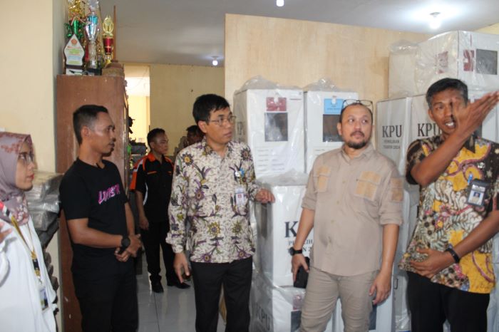 Pastikan Distribusi Logistik Pilkada 2024 Lancar, Pjs Bupati Pekalongan Pantau Gudang Logistik di Kecamatan 