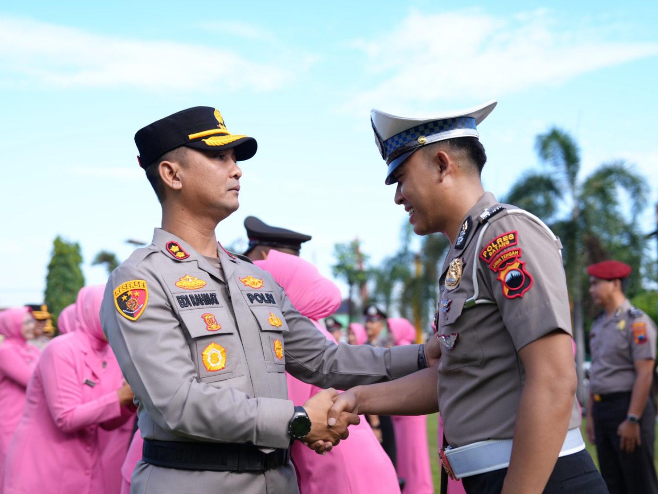 32 Personel Polres Batang Resmi Naik Pangkat, Tradisi Siraman Air Bunga Warnai Acara