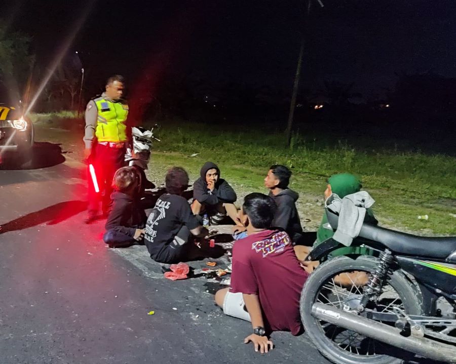 Antisipasi Balap Liar, Patroli Polsek Sragi Sambangi Pemuda Nongkrong di Pinggir Jalan Sepi