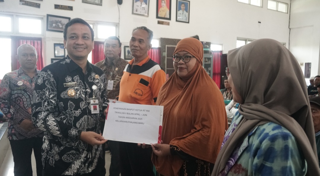 Banpot Triwulan II Cair, Wali Kota Pekalongan Sebut Ketua RT/RW Garda Terdepan Warga!