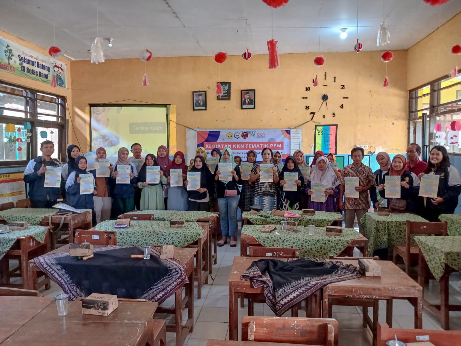KKN Tematik Unikal Kenalkan Program Bekal Makanan Sehat di SDN Panjang Wetan 04 