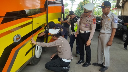 Hadapi Musim Libur Sekolah, Satlantas Polres Pekalongan Gelar Pemeriksaan Laik Jalan Bus Wisata 