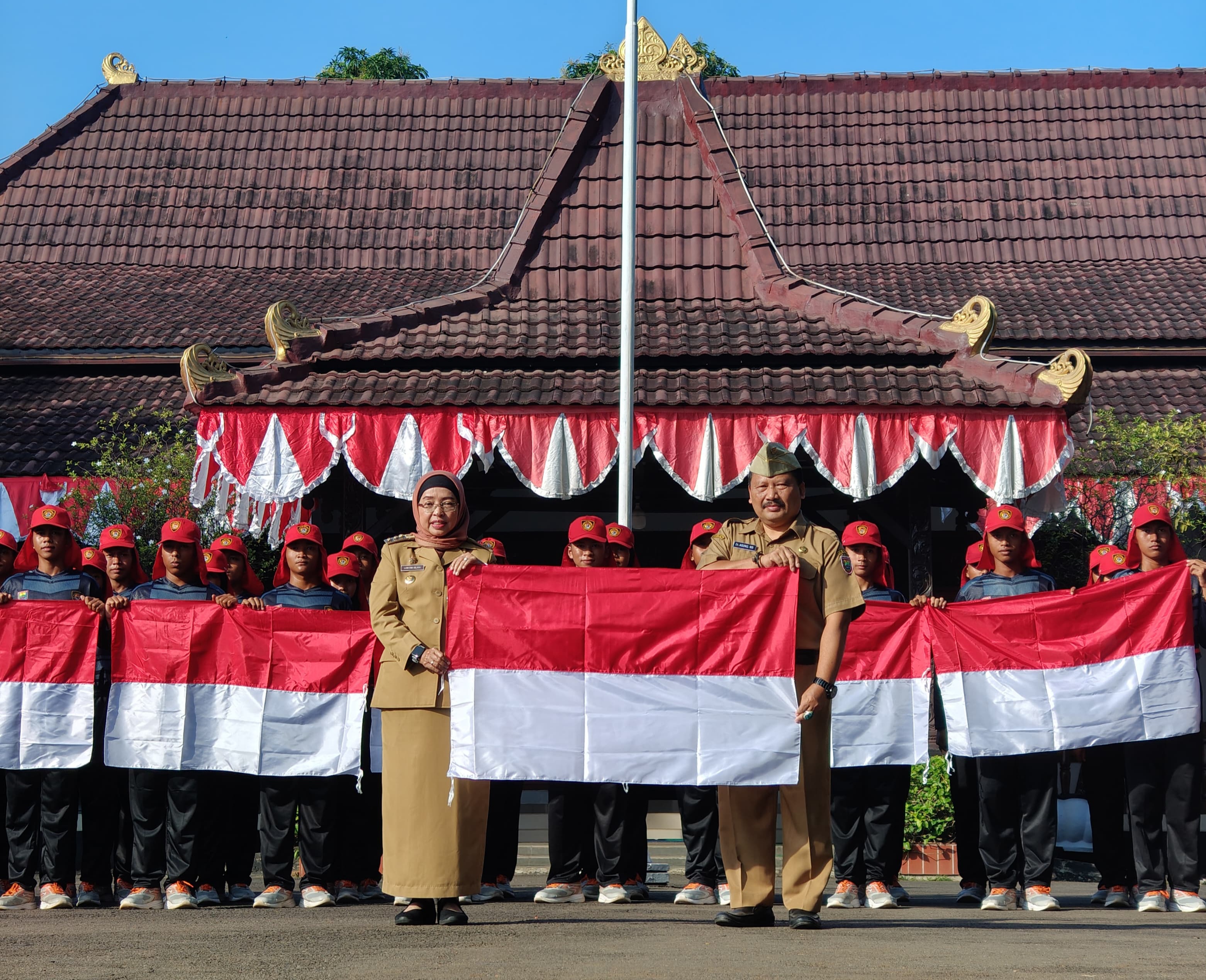 Merdeka, Pemkab Batang Bagikan 13.600 Bendera Merah Putih Peringati HUT ke-79 RI