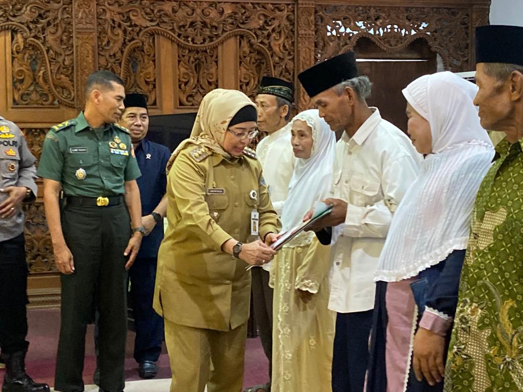 Nikah Siri Sejak 1972, Pasutri Ini Senang Bisa Nikah Resmi Berkat Bupati Mantu 