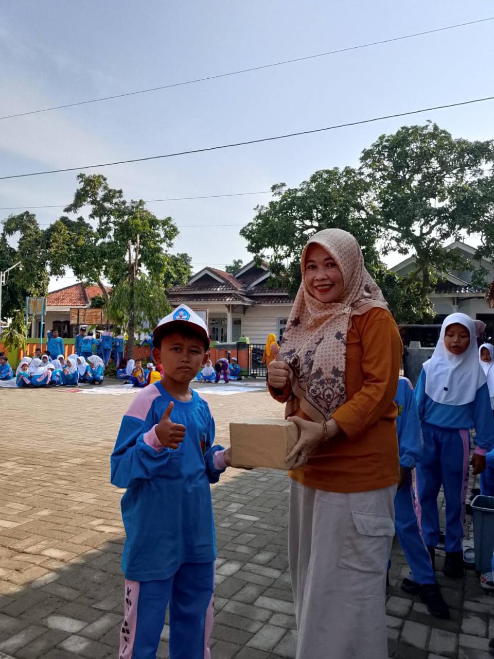 Peringari Hari Anak Nasional, Siswa SDN 2 Yosorejo Tukar-Menukar Kado