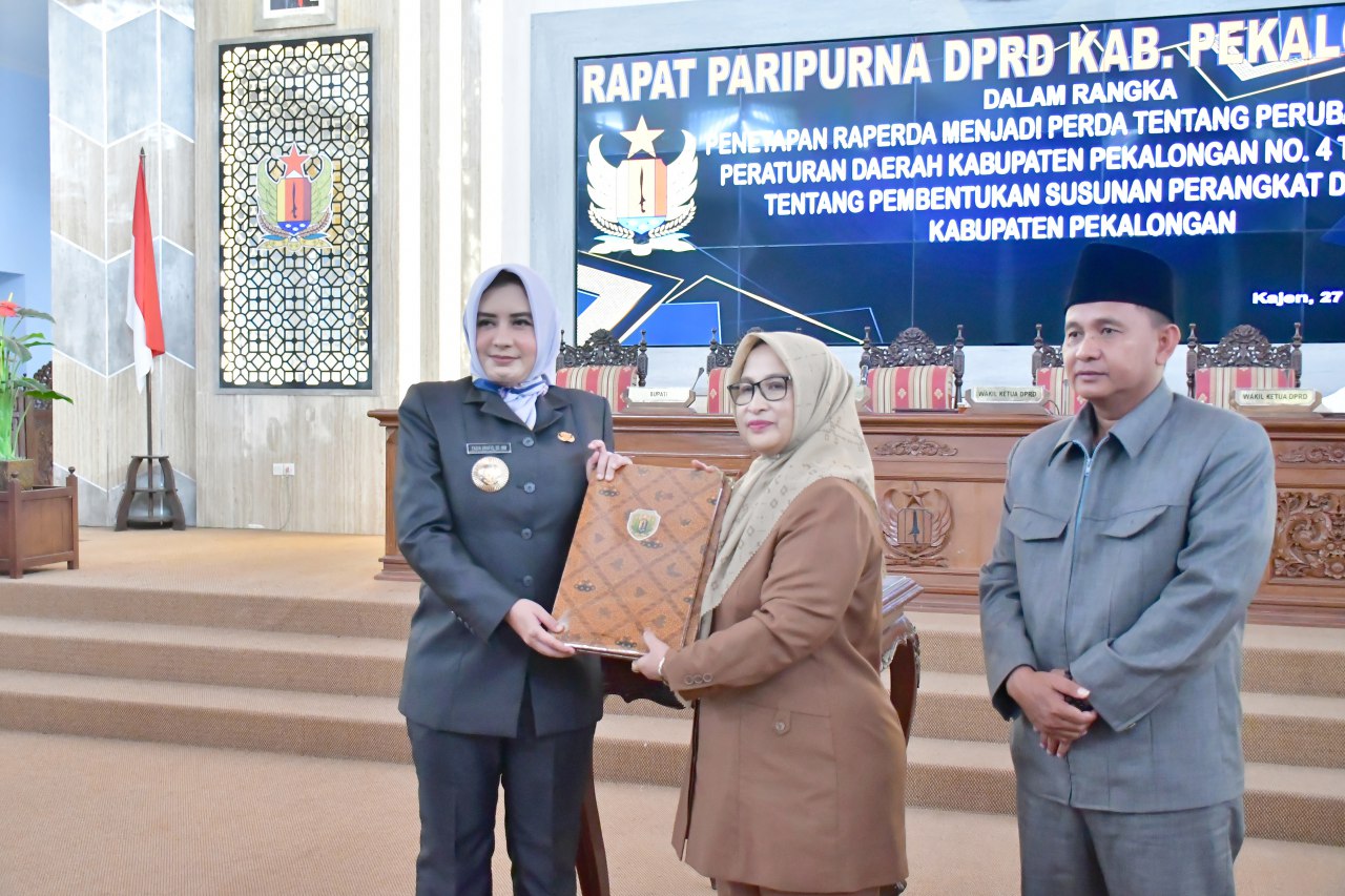 Bupati Pekalongan Fadia Arafiq dan DPRD Sah kan Perda Pembentukan dan Susunan Perangkat Daerah 2023