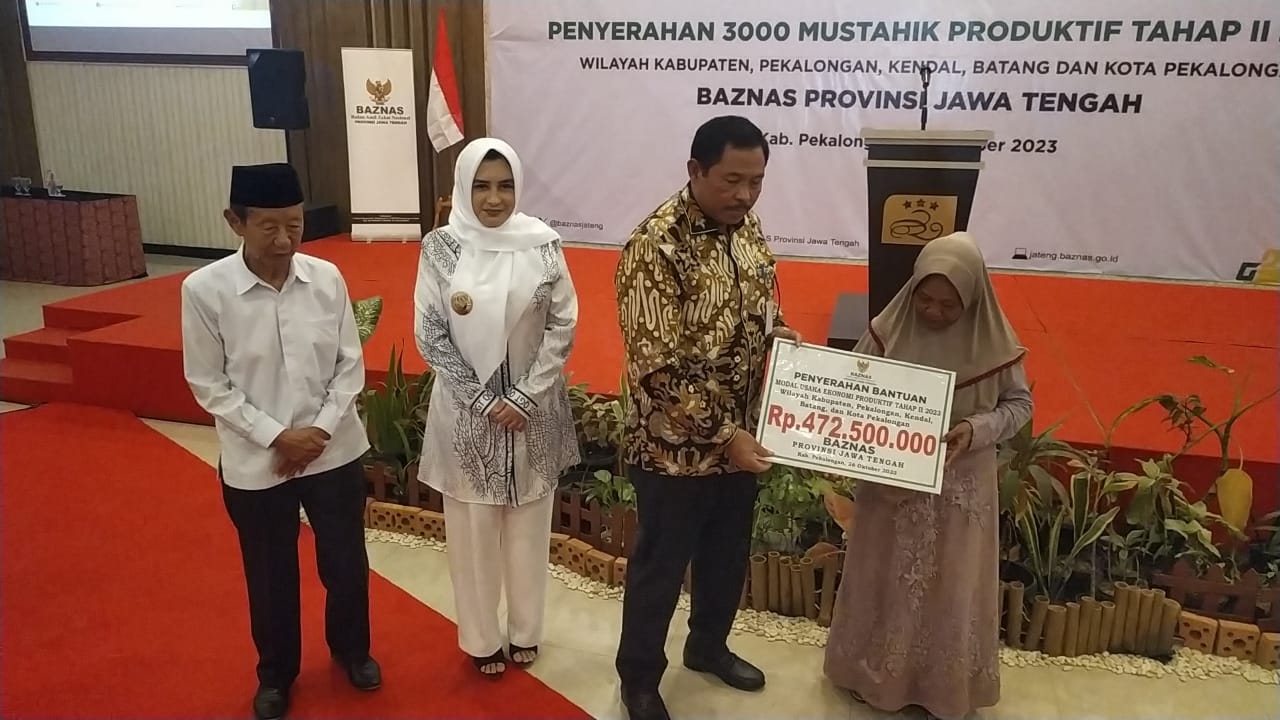 Bupati Pekalongan Fadia Arafiq Dampingi Pj. Gubernur Jawa Tengah Serahkan Bantuan Baznas Provinsi