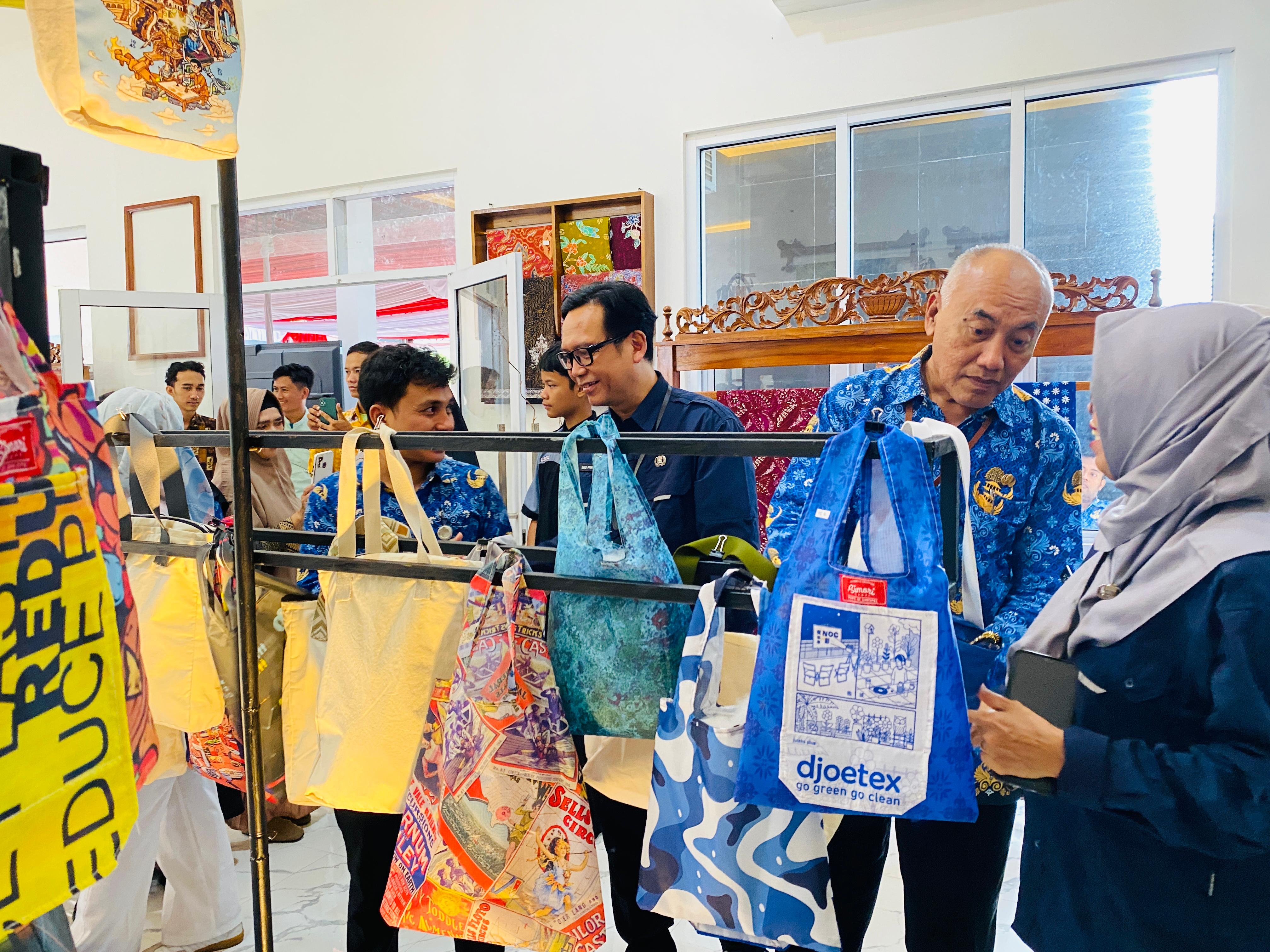 Siap Ciptakan Lapangan Kerja, Siswa SMKN 3 Pekalongan Luncurkan Lini Produk Kriya Mandiri