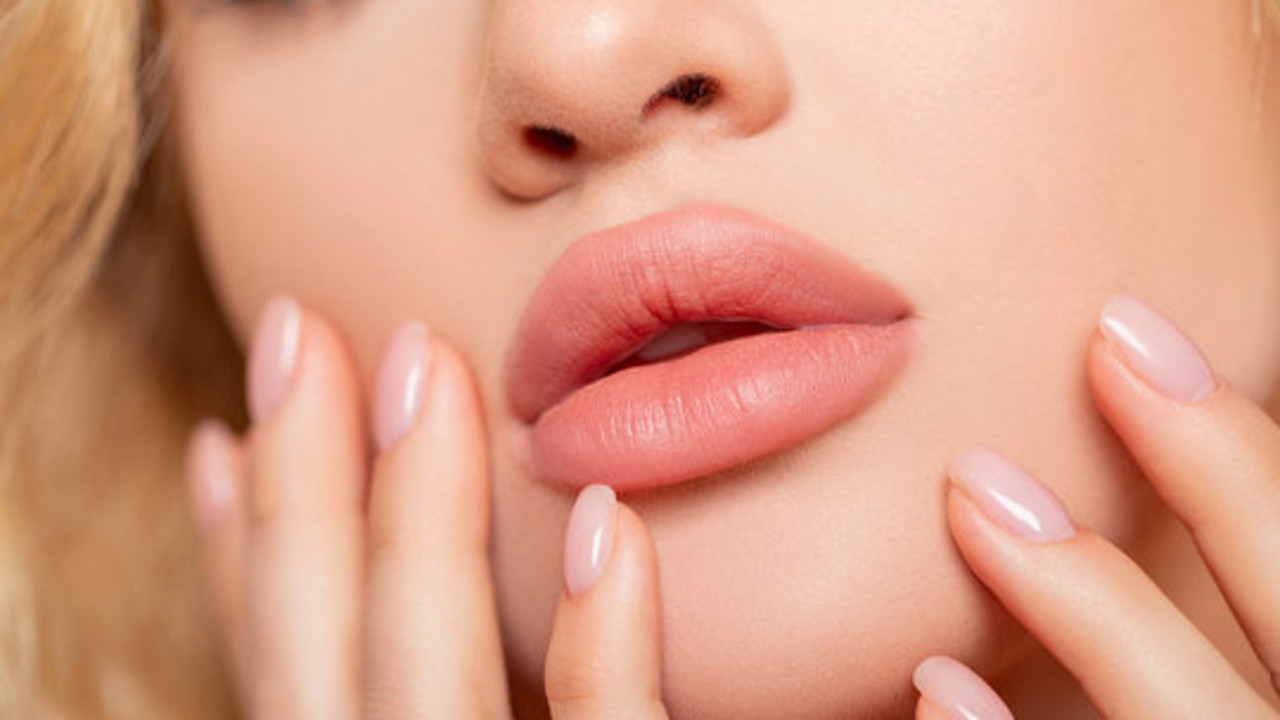 4 Lip Serum yang Bagus untuk Bibir Kering dan Pecah-Pecah