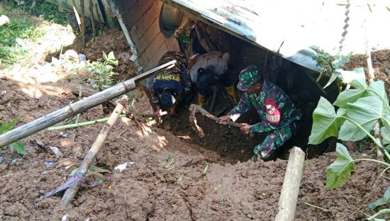 3 Rumah di Desa Depok Kecamatan Lebakbarang Kabupaten Pekalongan Dihajar Longsor