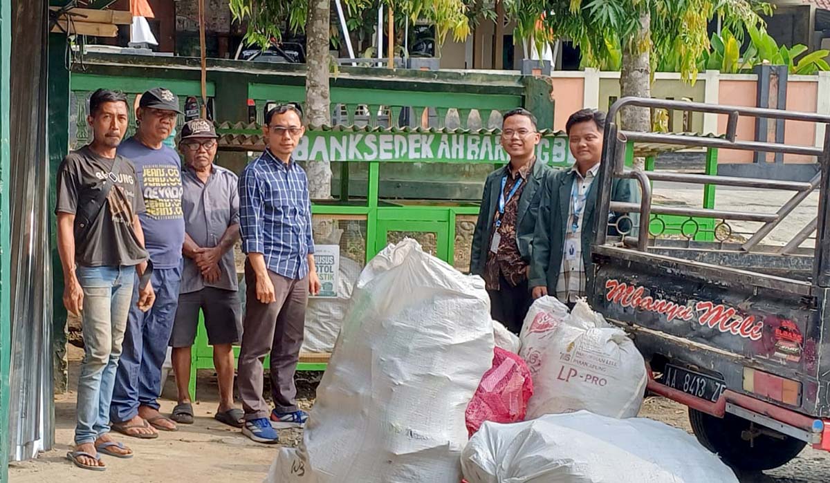 Dari Sampah Menjadi Berkah: Aksi Mahasiswa UIN Gus Dur Sulap 200 Kg Limbah Desa Penolih Jadi Rupiah