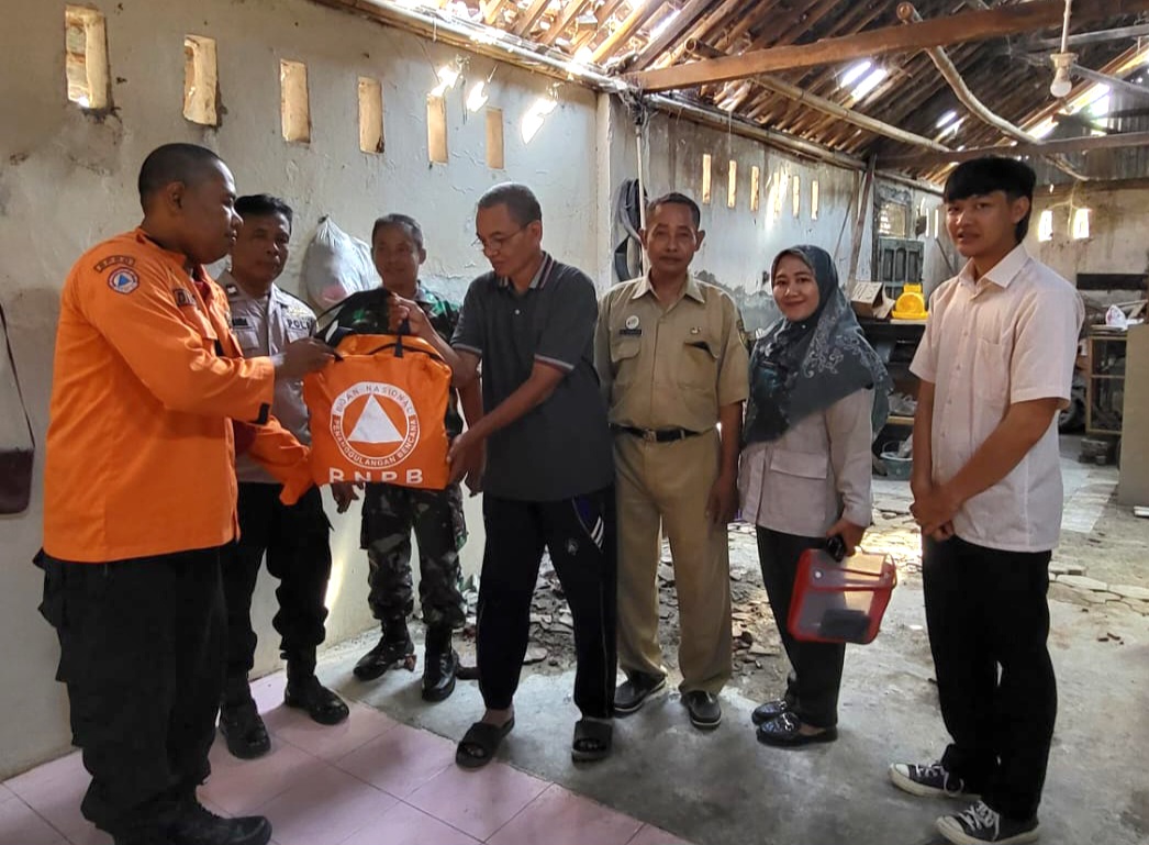 Rumahnya Rusak akibat Gempa, 2 Warga Gamer Pekalongan Terima Bantuan Paket Sembako