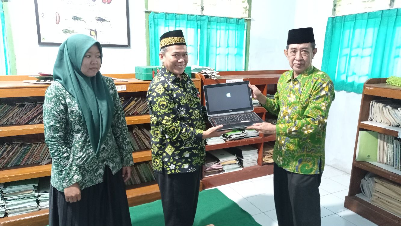 MI WS Kwayangan Terima Bantuan Laptop dan Buku