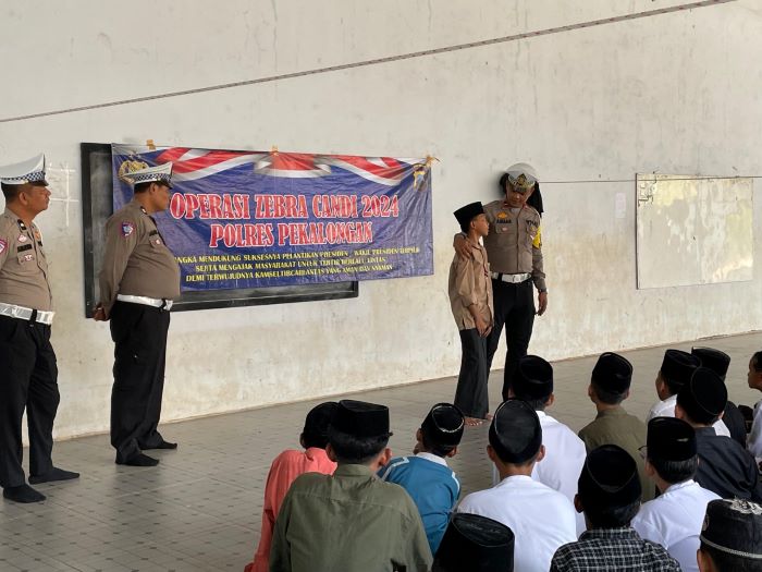 Sambangi Pondok Pesantren Al-Utsmani Kajen, Satlantas Polres Pekalongan Sosialisasi Tertib Berlalu Lintas