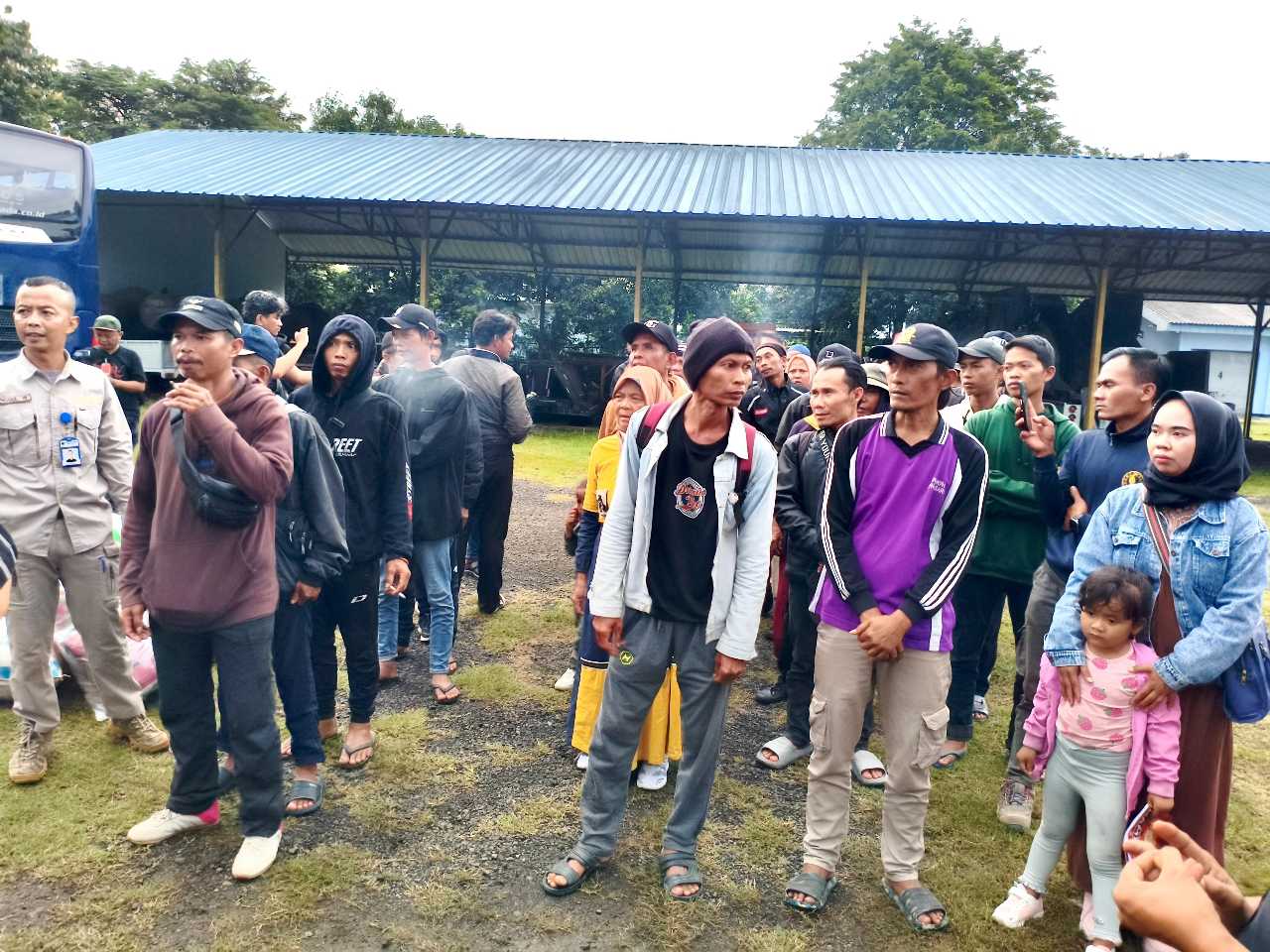 Pemprov Jateng Pulangkan 100 Warga Terdampak Banjir Sumatra