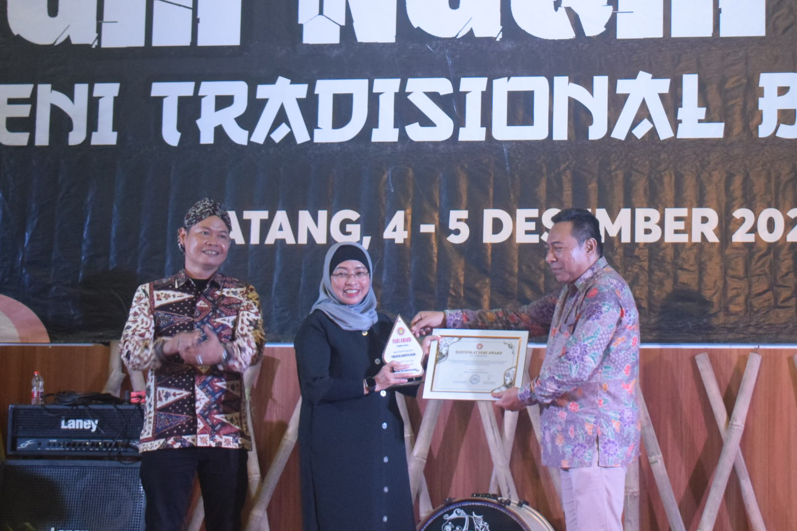 Angkat Ribuan Guru Honorer di Batang Jadi PPPK, Lani Dwi Rejeki Dianugerahi PGRI Award