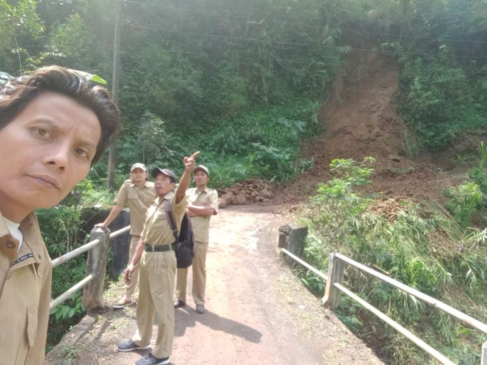 Jalan Raya Lumeneng-Tenggeran di Paninggaran Tertutup Longsor