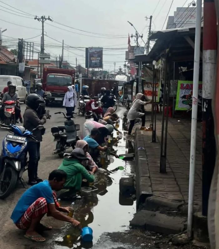 Truk Terguling di Wiradesa Pekalongan, Warga Ramai-ramai Ambil Minyak Sayur Yang Tumpah di Jalan