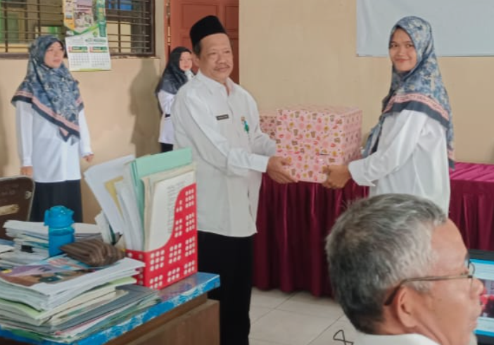 Kepala MTs N 1 Pekalongan Lepas 2 Guru ke Sekolah Lain