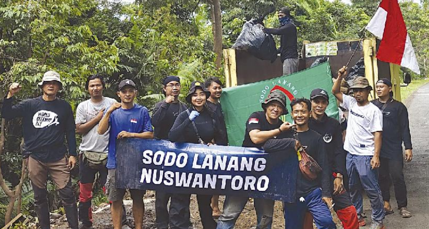 Peduli Ekosistem, Sodo Lanang Nuswantoro Ikut Bersihkan Lingkungan
