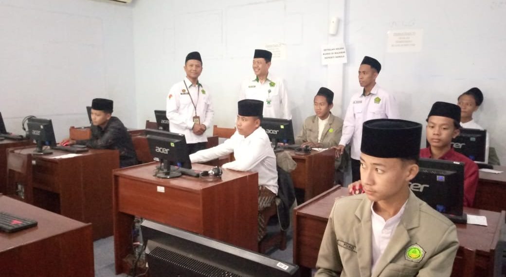 Kemenag Kabupaten Pekalongan Pantau Ujian Kesetaraan Pesantren dengan Sistem CBT