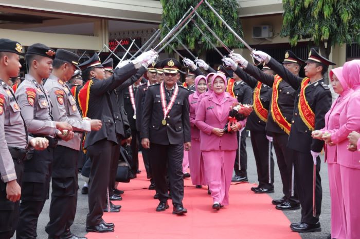 Kalungkan Medali Penghargaan, Kapolres Pekalongan Lepas 6 Anggota yang Purna Tugas