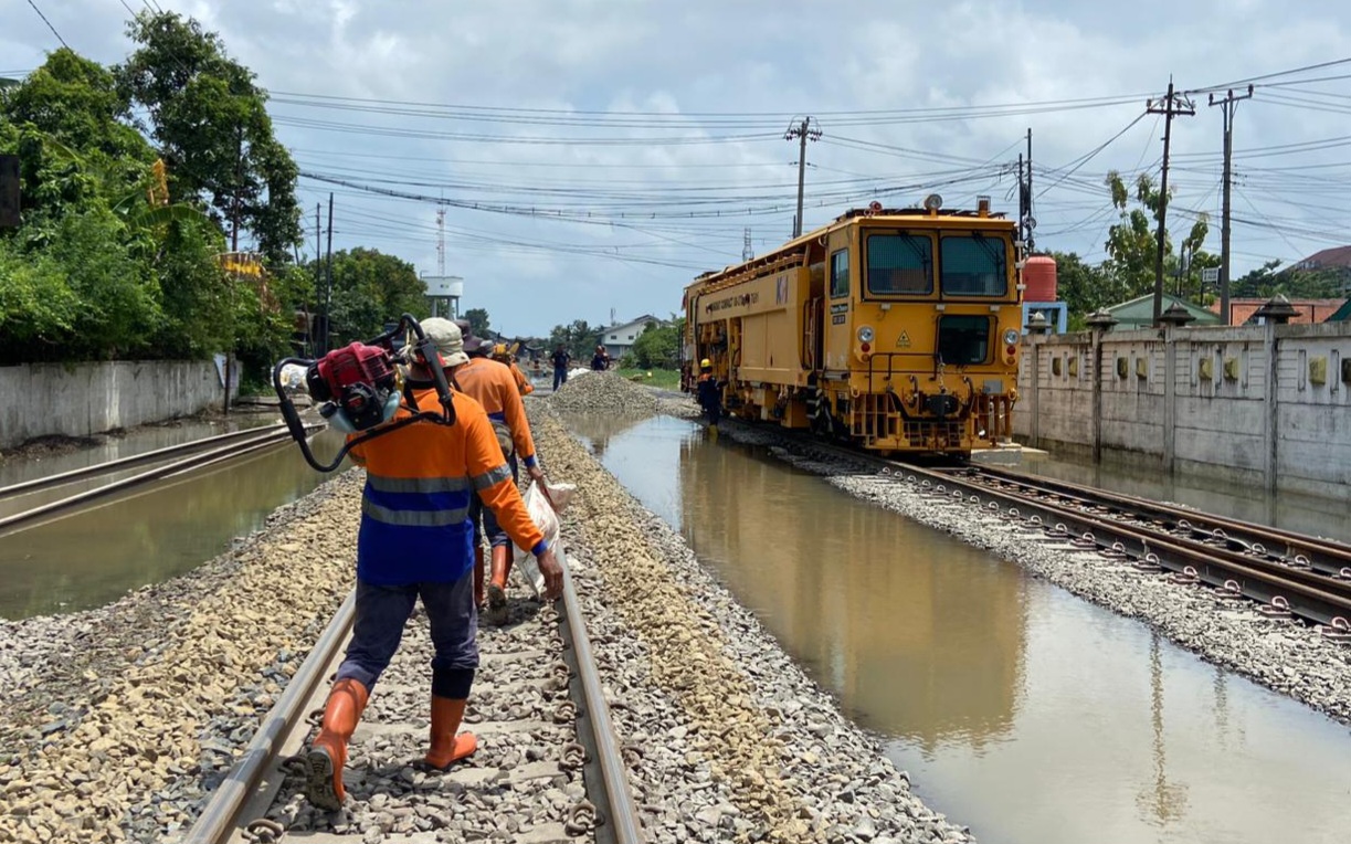 Kabar Baik! Banjir Berangsur Surut, Jalur KA di Pekalongan Mulai Bisa Dilalui Kereta Api Hari Ini