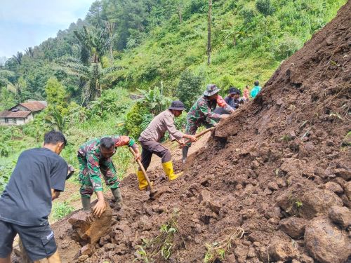 Tebing 30 Meter Longsor, Jalan Poros 2 Pedukuhan di Desa Sidomulyo Lebakbarang Tertutup Longsor