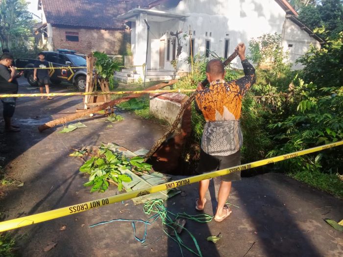 Jembatan Randukuning Doro Ambrol Diterjang Hujan Deras, Polisi Tutup Total Jalur dan Alihkan Arus Kendaraan