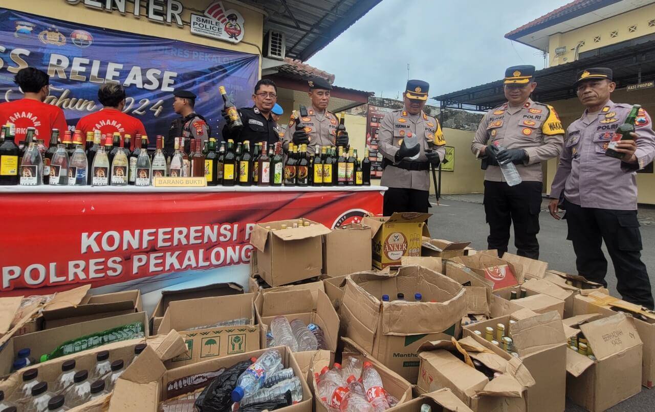 Polres Pekalongan Kota Sita 812 Botol Miras dan Ratusan Butir Psikotropika jelang Malam Pergantian Tahun