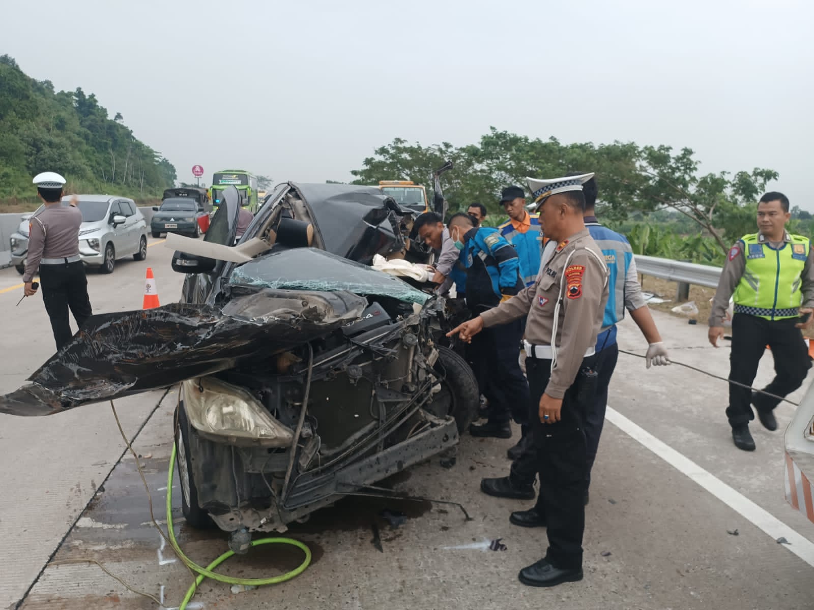 3 Korban Meninggal Kecelakaan di Tol Batang-Semarang Merupakan Penumpang Toyota Innova, Sopir Selamat