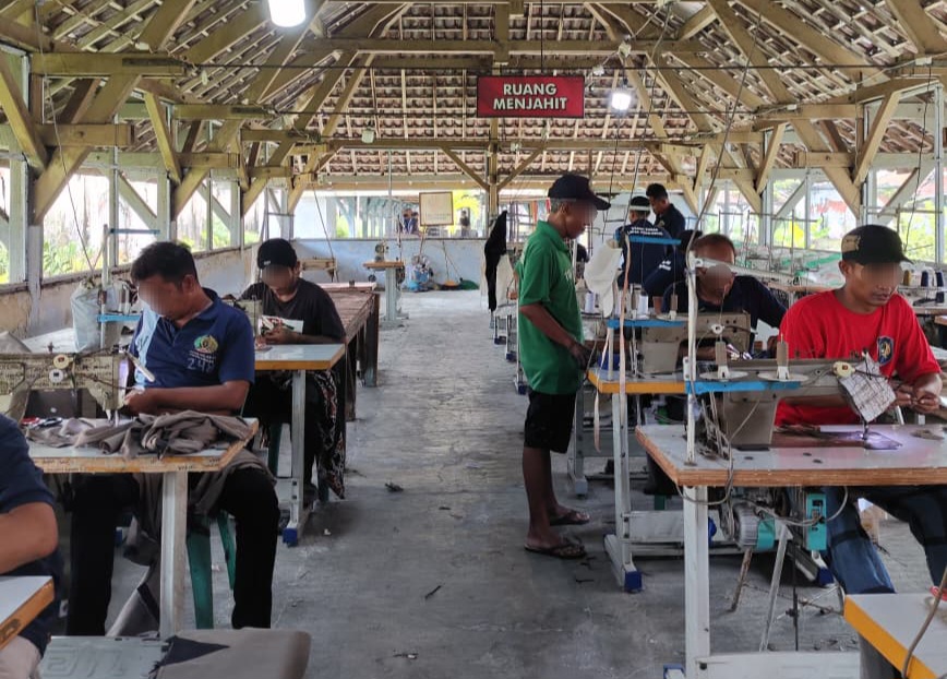 Berkarya dari Balik Jeruji Besi, Warga Binaan Lapas Pekalongan Produksi 50 Baju Koko Pesanan DMA Collection