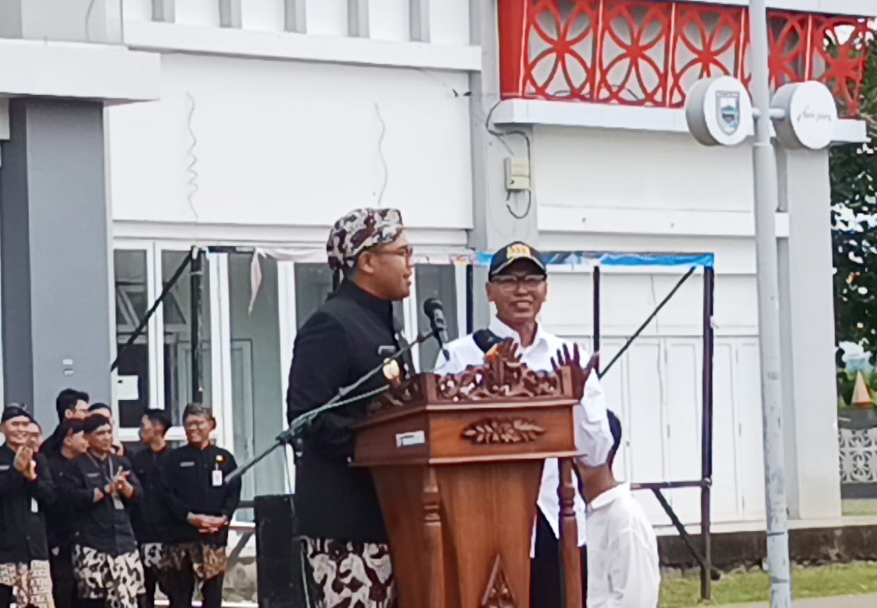 Mengabdi 30 Tahun Lebih, Pegawai Honorer TPI Batang Dapat Hadiah Umroh dari Bupati Faiz