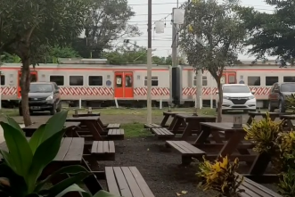Pecinta Kopi Wajib Tahu! 5 Tempat Nongkrong di Jogja dengan Pemandangan Kereta Api yang Instagramable