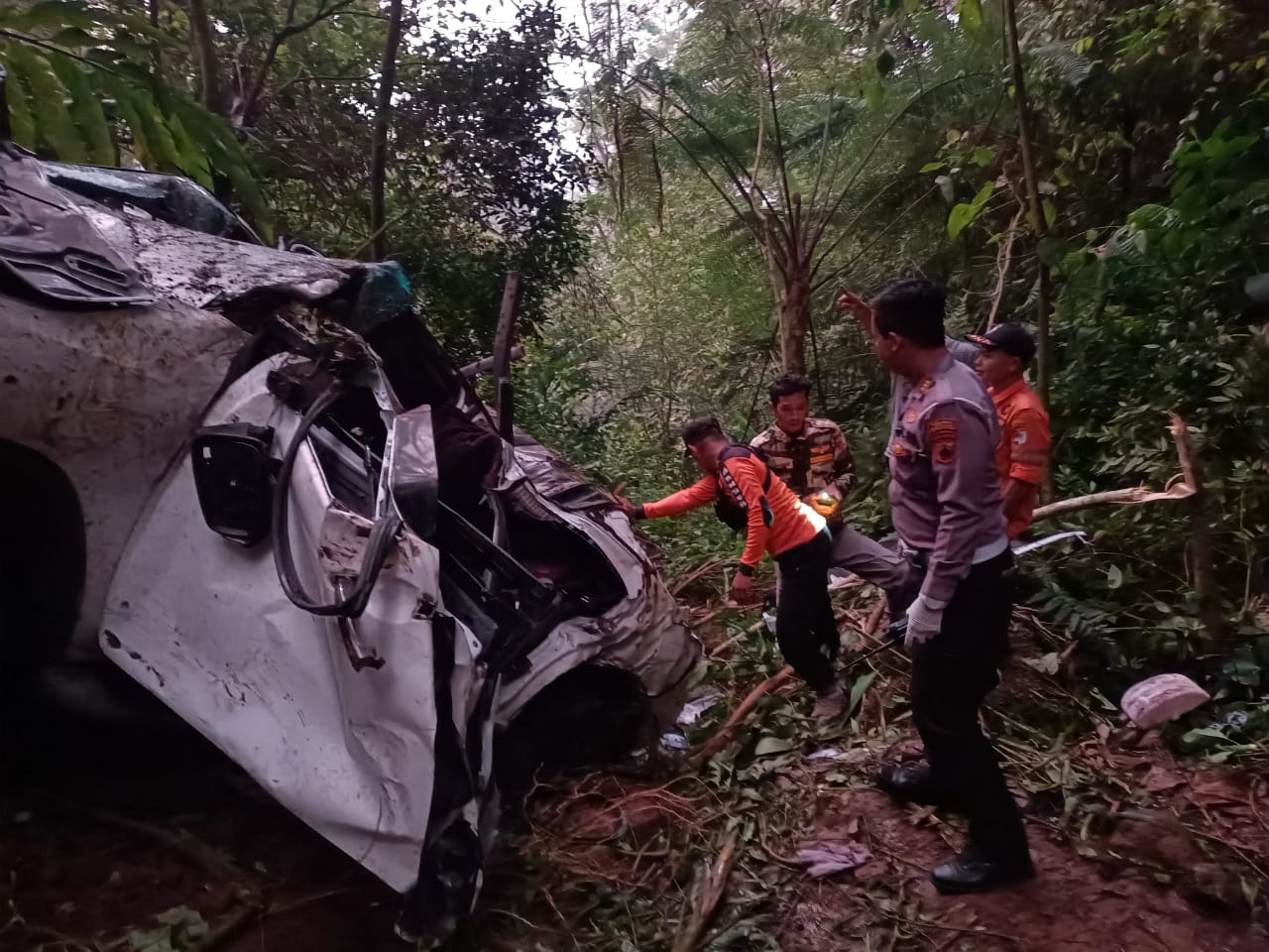 Fortuner Terjun ke Jurang di Jalur Dieng - Bawang, 4 Penumpang Tewas Di Lokasi Kejadian