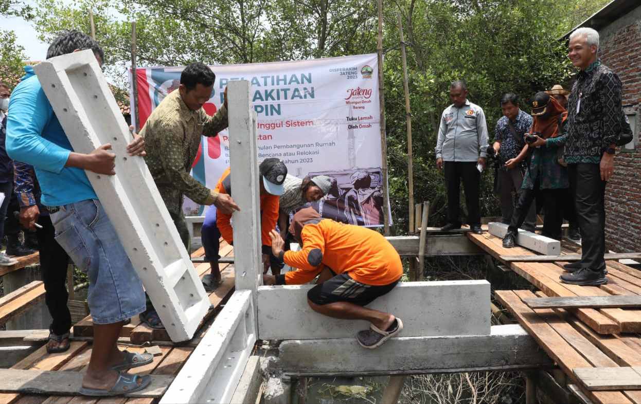 Cek Bantuan Ruspin Bagi 34 Keluarga Korban Rob Sayung, Ganjar : Adaptasi Masyarakat Diperlukan