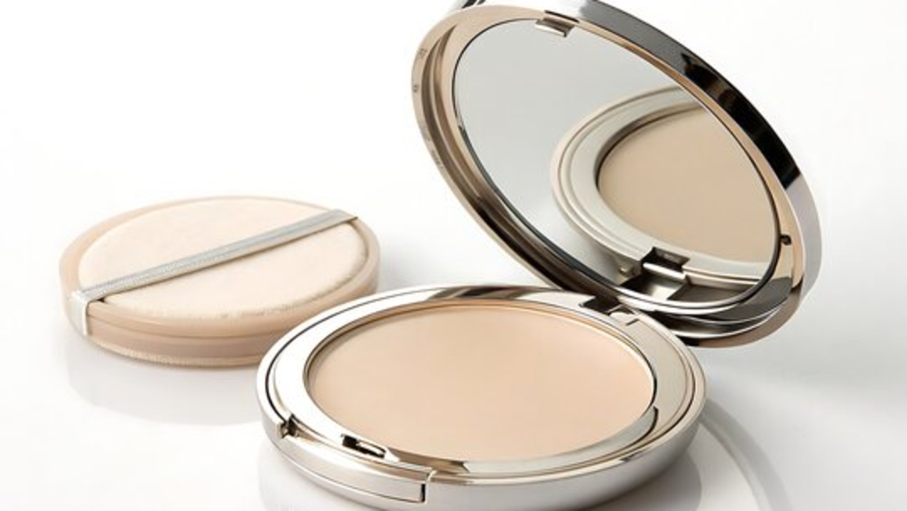 Bye Kerutan! 4 Rekomendasi Bedak yang Anti Crack Ini Cocok untuk Usia 50 Tahunan