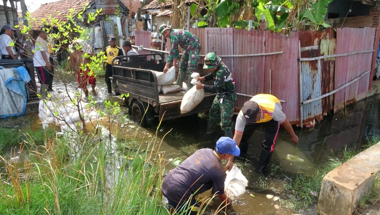 TNI dan Warga Kerja Bakti Tangani Banjir Rob di Bandengan Pekalongan Utara