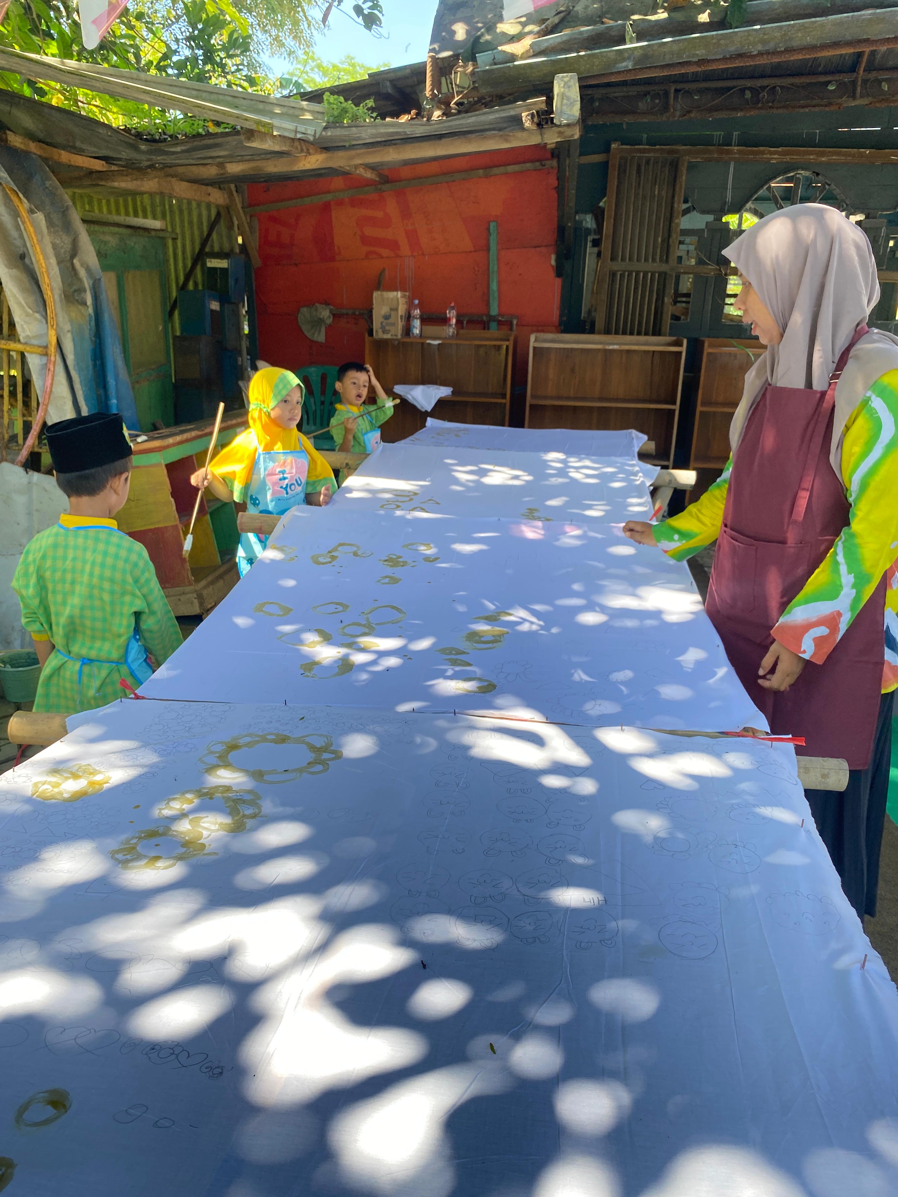  Rayakan Hari Batik dan Hari Santri, Anak-anak PAUD Annisa Jenggot Belajar Membatik