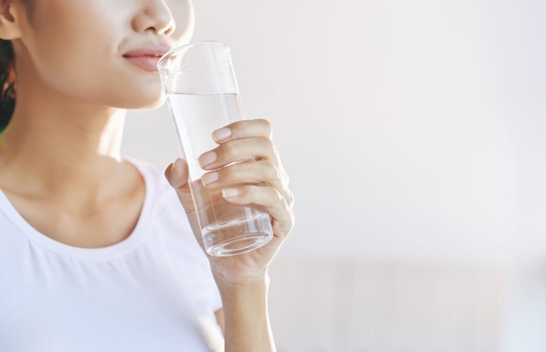 5 Manfaat Minum Air Putih Banyak untuk Wajah, Bisa Mencerahkan Kulit dan Atasi Flek Hitam! Wajah jadi Glowing